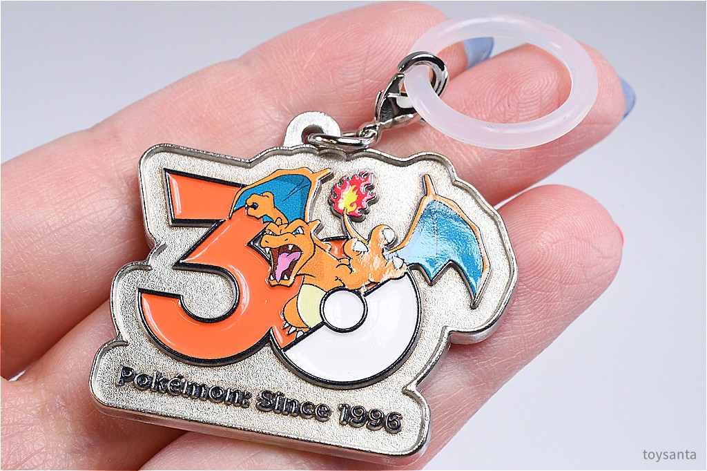 toysanta's tweet photo. ＼✨新商品案内 2026年8月13日(木)✨／

☑️ポケモン 30周年 メタルチャームマスコット(再販) #タカラトミーアーツ
https://t.co/b7B0J8iR9o
2026年2月27日で発売30周年を迎えた『ポケットモンスター赤・緑』。
こちらを記念して、「カントー地方」の旅立ちの3匹とその進化したすがたと、ピカチュウが30周年記念のロゴデザインで登場‼️
持ち物につけて楽しめる、シリコンリング付きのめじるし仕様🎶
サイズはこんな感じです📷
#ガチャガチャ #カプセルトイ #トイサンタ