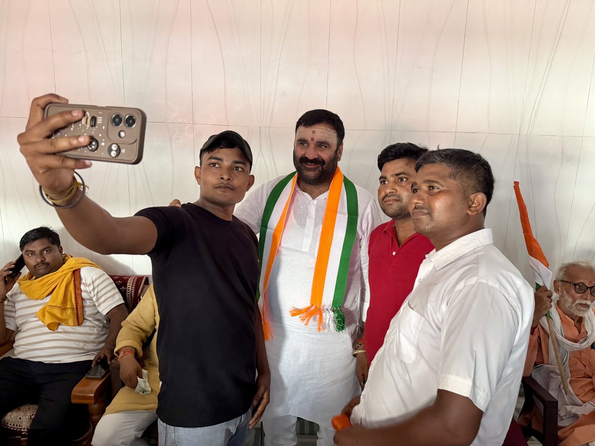 rajushuklabjp's tweet photo. मेजा मंडल द्वारा ‘हर घर तिरंगा’ अभियान के अंतर्गत आयोजित भव्य तिरंगा यात्रा में सम्मिलित होने का सौभाग्य प्राप्त हुआ।
हाथों में तिरंगा और हृदय में राष्ट्रप्रेम की भावना के साथ निकली इस यात्रा ने एकता, अखंडता और देशभक्ति का अद्भुत संदेश दिया।
तिरंगा हमारी आन, तिरंगा हमारी शान। 
#HarGharTiranga #tiranga #MejaVidhanSabha #rajushuklabjp #prayagraj Raju Shukla