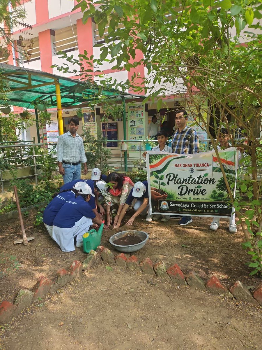 MunirkaSchool's tweet photo. Plantation Drive in our school under ‘Har Ghar Tiranga’ campaign.
#HarGharTiranga #PlantationDrive https://t.co/RHdL3Y4Dmx