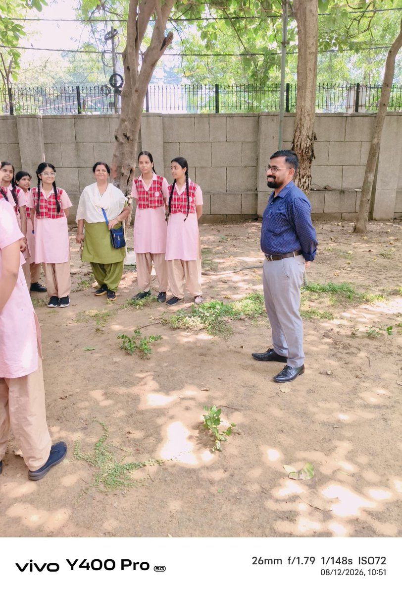 SKVNO2EOK's tweet photo. Plantation and cleanliness campaign at CM SHRI SCHOOL  EOK #HargharTiranga #HGTeducationDelhi #AzadiKaAmritMahotsav https://t.co/TUqkFQcdAG
