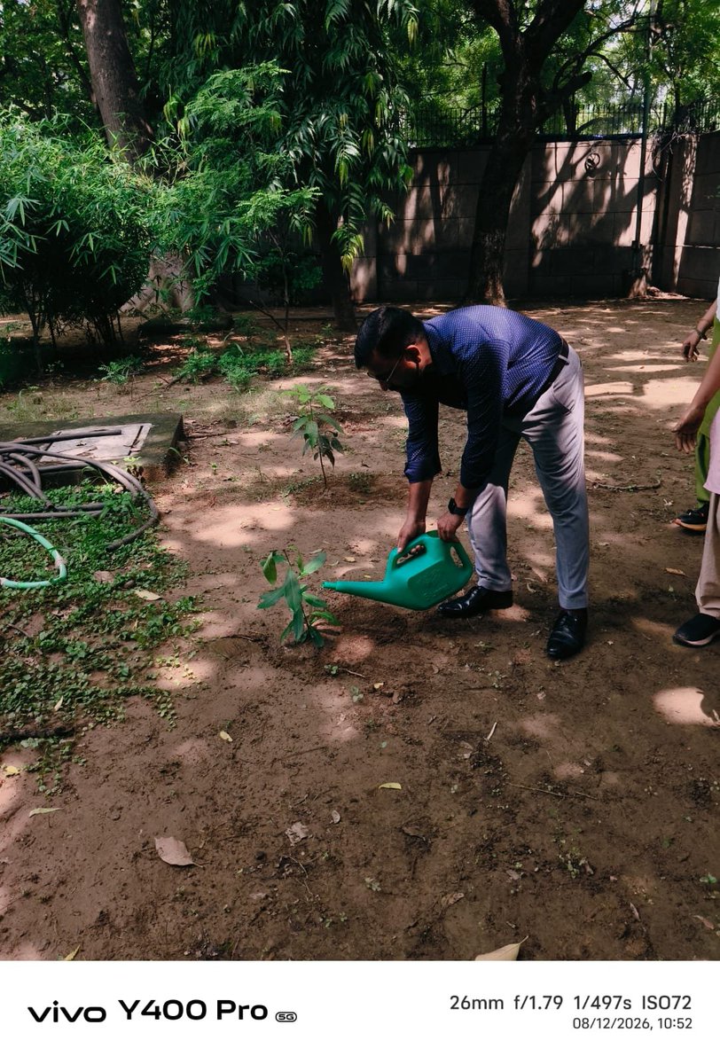SKVNO2EOK's tweet photo. Plantation and cleanliness campaign at CM SHRI SCHOOL  EOK #HargharTiranga #HGTeducationDelhi #AzadiKaAmritMahotsav https://t.co/TUqkFQcdAG