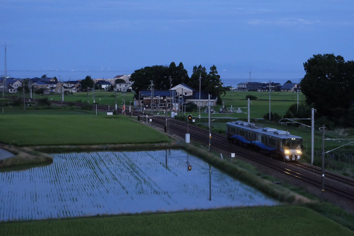 _Takeoji's tweet photo. あいの風とやま鉄道
回1519M 521系AK07
早朝に走る泊駅始発列車の送り込み回送。
急行「きたぐに」の下り列車とほとんど同じ時刻で魚津付近を通過していきます。
2026.8.13 https://t.co/nX0vOmsCTn