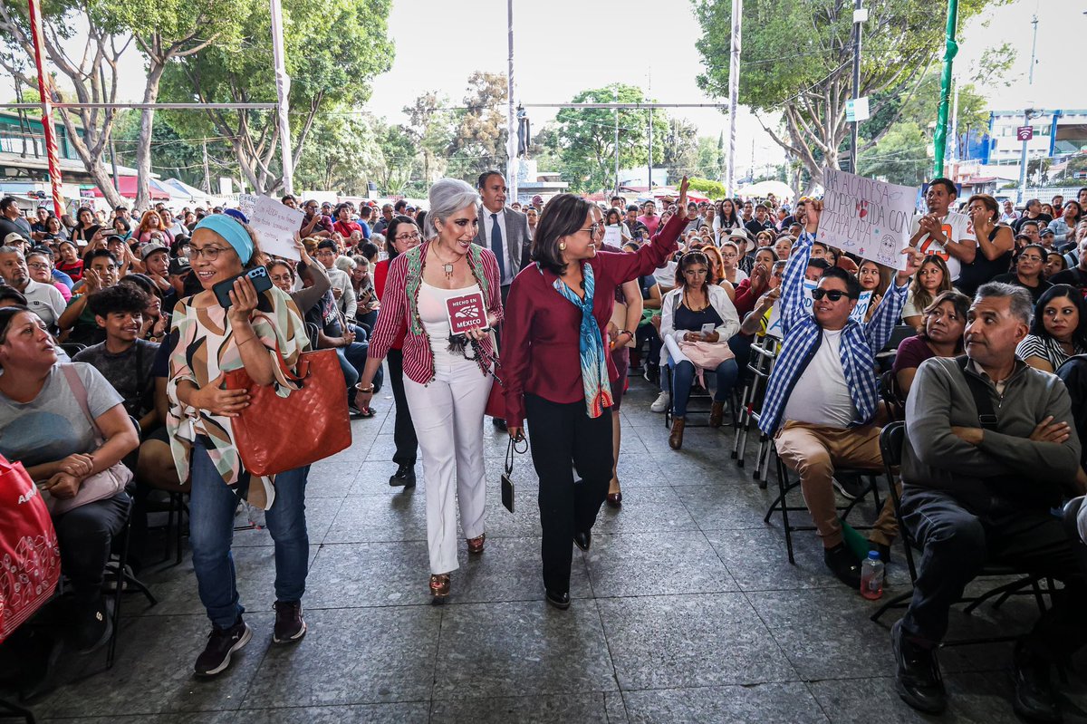 Alc_Iztapalapa's tweet photo. Nuestra alcaldesa @ALEIDAALAVEZ hizo entrega del distintivo "Hecho en México" a emprendedoras, artesanos y productores locales, reconociendo la calidad, identidad y talento de lo que se elabora en nuestros barrios, en sintonía con la visión de prosperidad compartida de la presidenta Claudia Sheinbaum.

Además, presentó la estrategia Mi Mercadito Iztapalapa, una herramienta clave para llevar sus productos al mundo digital y abrirles nuevas oportunidades de comercialización.