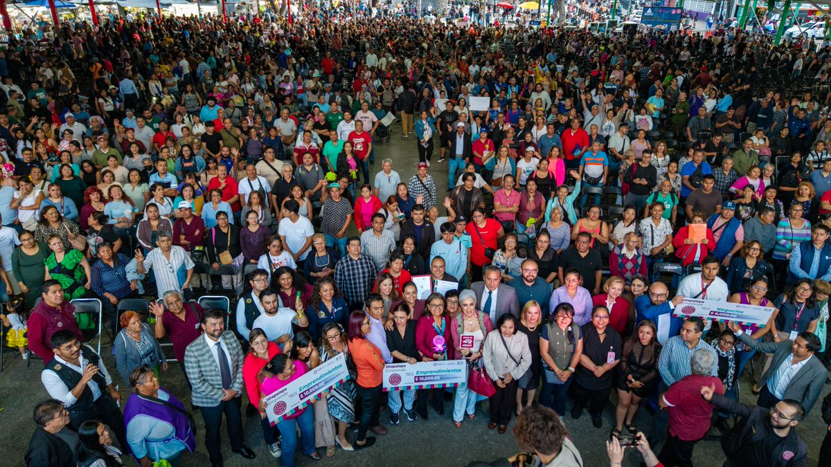 Alc_Iztapalapa's tweet photo. Nuestra alcaldesa @ALEIDAALAVEZ hizo entrega del distintivo "Hecho en México" a emprendedoras, artesanos y productores locales, reconociendo la calidad, identidad y talento de lo que se elabora en nuestros barrios, en sintonía con la visión de prosperidad compartida de la presidenta Claudia Sheinbaum.

Además, presentó la estrategia Mi Mercadito Iztapalapa, una herramienta clave para llevar sus productos al mundo digital y abrirles nuevas oportunidades de comercialización.