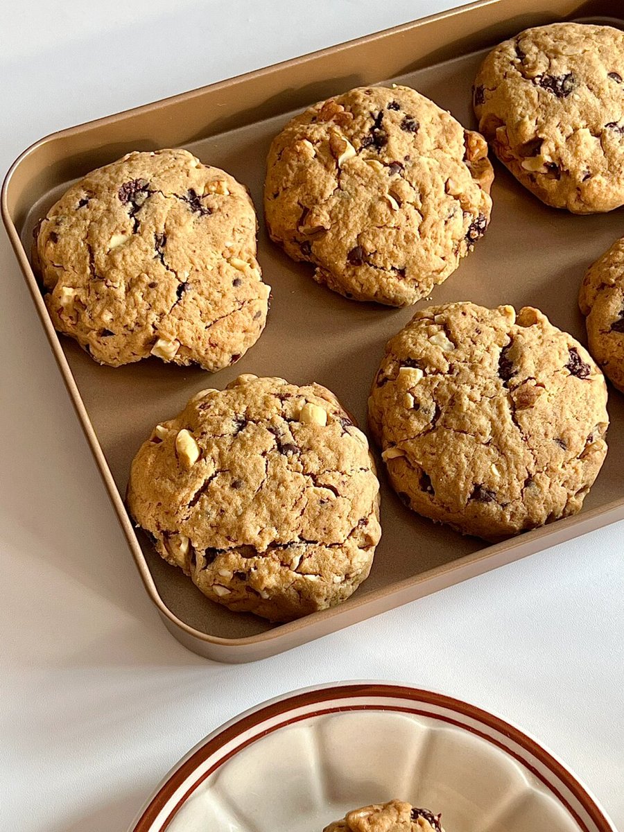 zerasersekar's tweet photo. Just turned my kitchen into a warm cookie lab  Freshly baked chocolate chip ones are still oozing – best midweek pick-me-up ever!， https://t.co/2PuhgAMew7