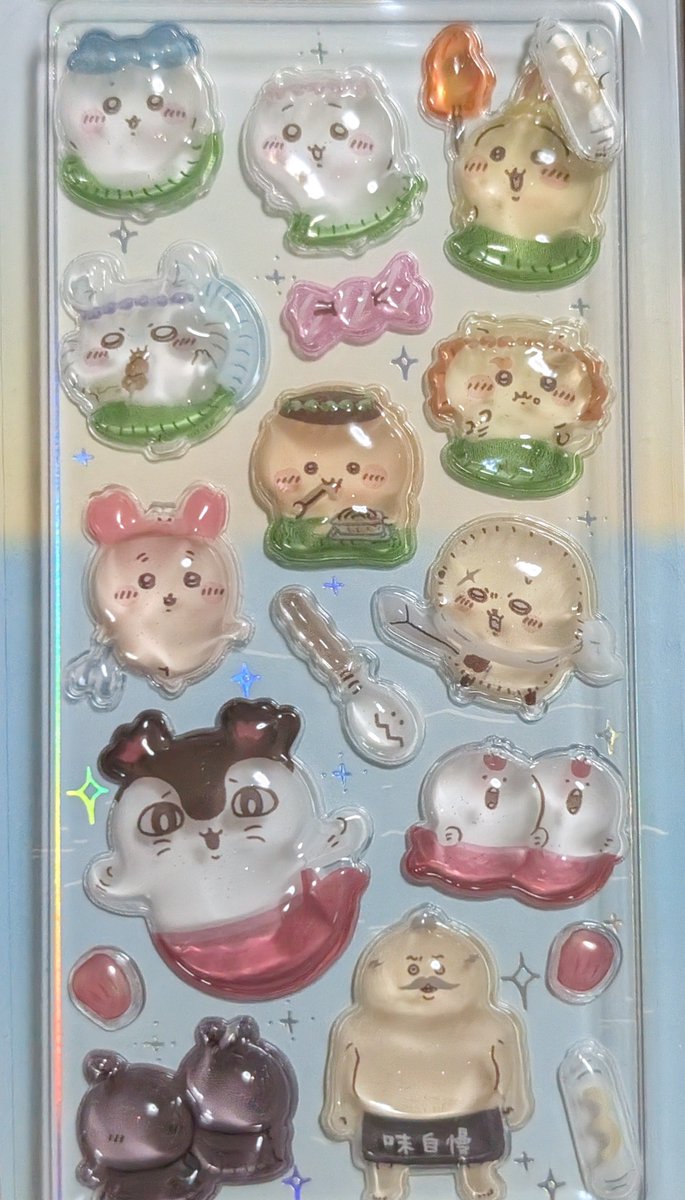 designpeenats's tweet photo. 劇場版ちいかわの特典のボンボンドロップシール、エラー品があると聞くので良く見たら単3電池が2本入ってました。ヒトハとフタバ、外されてのかな…。エラー品も「味」だよネッ！ https://t.co/aFRf3aml9P