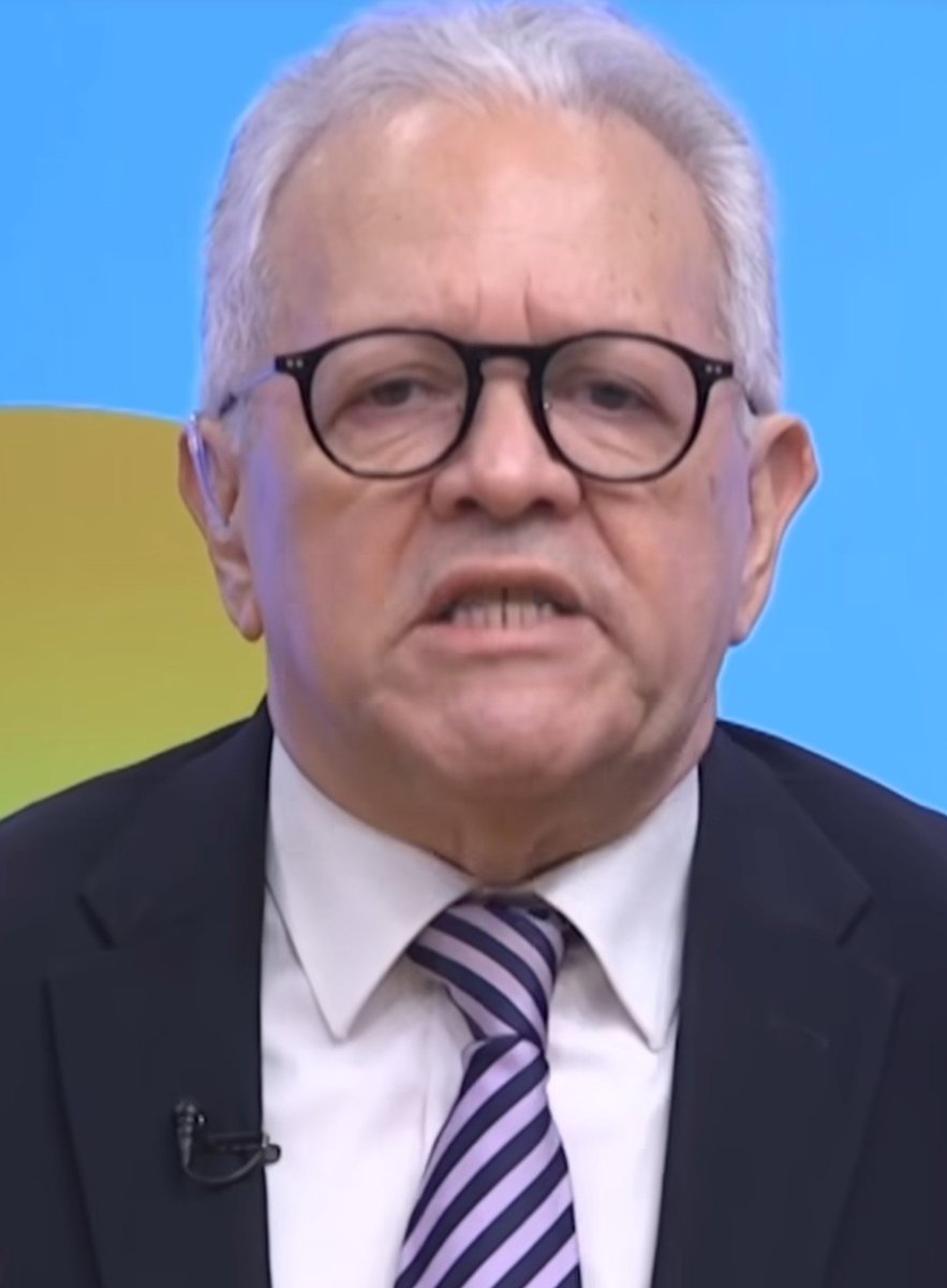 Edwarda77427936's tweet photo. (Doctor humberto salazar) dijo:
"La universidad se equivoco en vetar a #Alofoke despues de ellos invitarlos, debieron dejar que el presente sus idea y los estudiantes lo puedan cuestionar santiago tiene ideas interesantes y ea un personaje interesante, y el que no entienda eso esta perdido en estos nuevos tiempos, la universidades deben ser centros de debates y discutir ideas no importa si eres profesional o no"