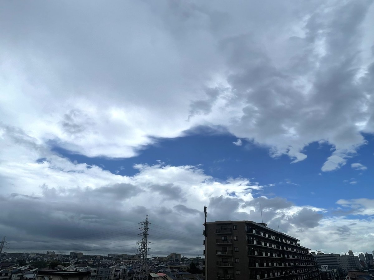 today2000's tweet photo. おそようございます！
雨…だけど晴れ間😆

#そらめいる https://t.co/6ss6czPyqo