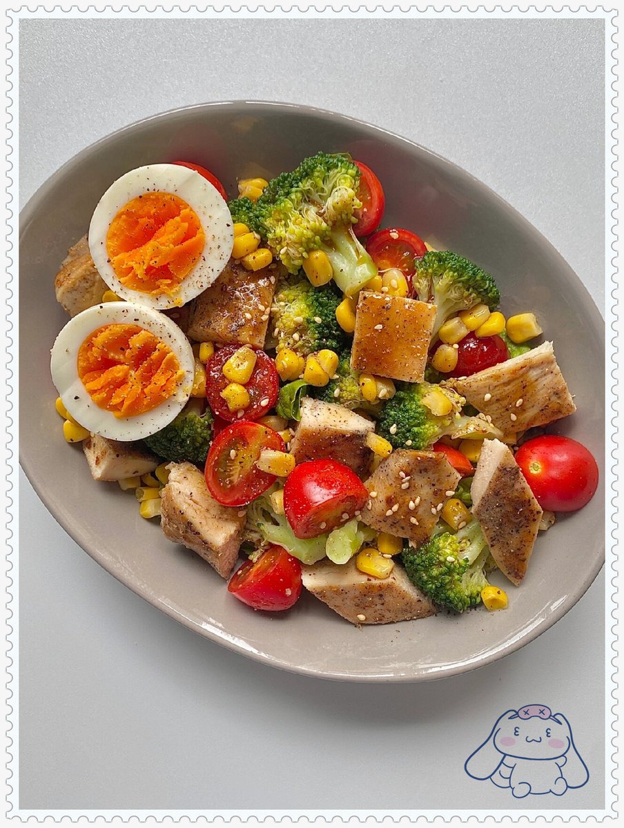 Tyagisharma2's tweet photo. Tasty low-cal grilled chicken salad with mixed greens, cherry tomatoes and balsamic vinaigrette – light, filling and perfect for your fat loss journey! https://t.co/mxgzh701ZC