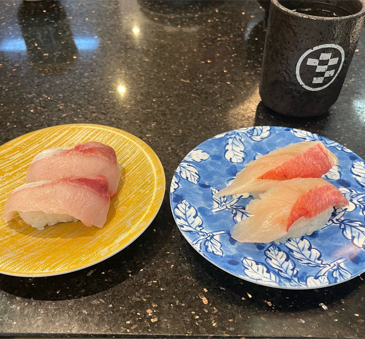 m_wnc1's tweet photo. この歳にもなると別に誕生日なんて🤷‍♀️って思うけど、杉山清貴に生まれてきてくれてありがとうって言われて最高
ファンクラブ入っててよかったと思う
そしてまた寿司、シマアジは入荷なしで残念だったけどここはみんな美味くて大好き https://t.co/VzUSYXi0rA