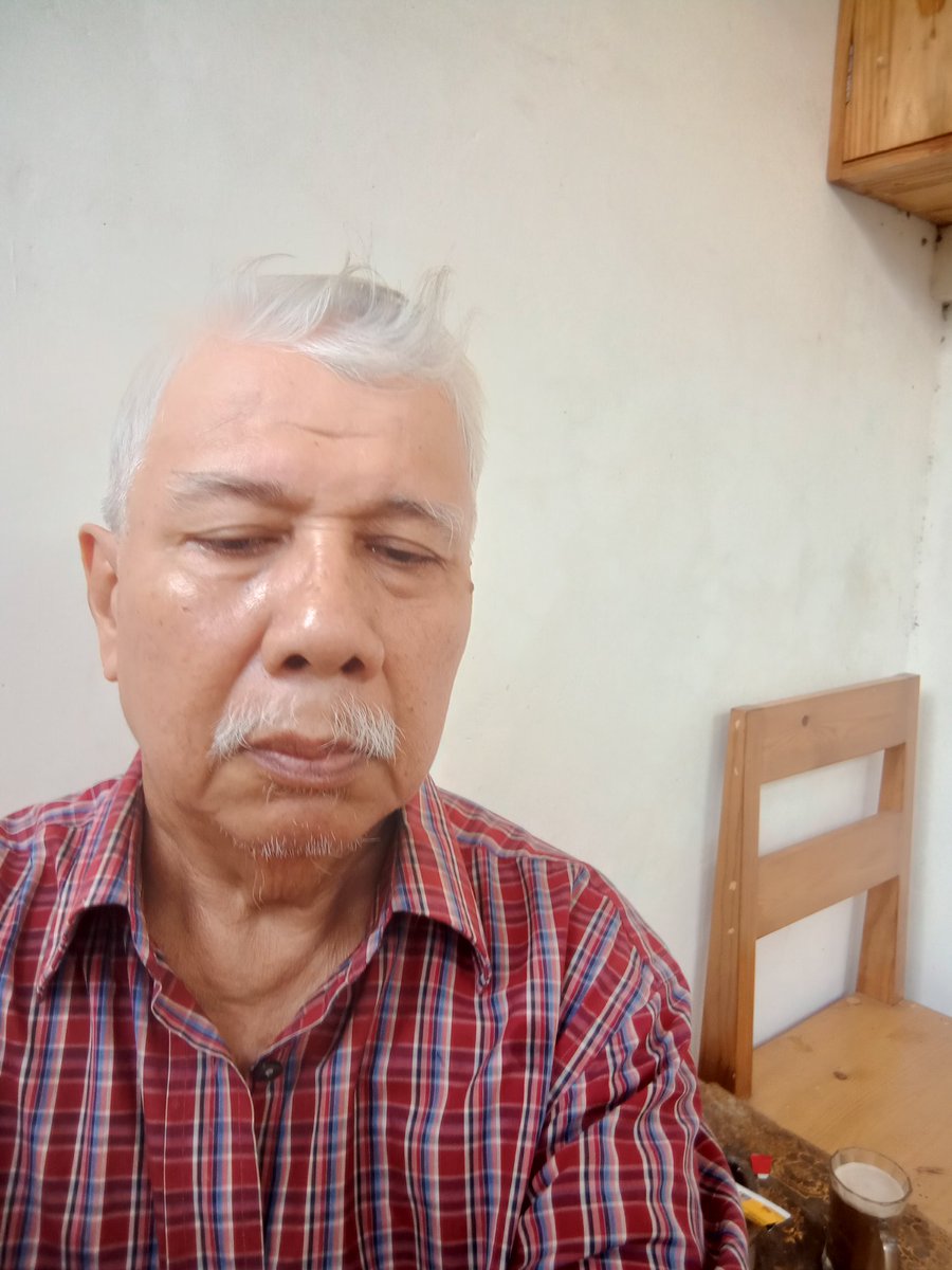 KamarullahH's tweet photo. Kamis pagi duduk santai diposisi taman depan rumah sambil ngopi &amp; melihat pedagang jalanan dengan omongan kue2 berkeliling disekitar Kompleks Gading Griya Lestari. Semoga dagangannya laku mencari untung berjalan dengan keringat foto lihat dari lubang #Tembok_Pagar https://t.co/0LRj6dZU67