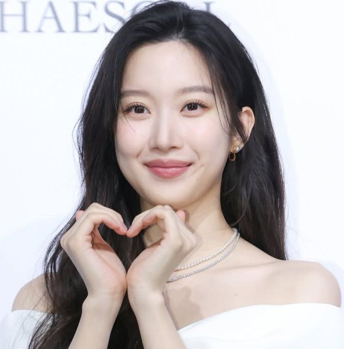 hallyuforums's tweet photo. #YeomJungAh and #MunKaYoung to play the leads in upcoming thriller film 'Two Piece'.

Synopsis : It is a thriller set in a high-end luxury apartment in Gangnam, Seoul, where the friendship, conflict, and catastrophe of two women from different social classes will be woven together like a panorama. Yum Jung-ah will play Mi-young, a woman in her 40s who lives an ordinary life but becomes entangled in an incident after starting work as a housekeeper at the luxury apartment, while Moon Ga-young will play Hyun-ah, a wealthy woman in her 20s who is Mi-young's employer, setting the stage for an intense acting showdown.

#HallyuForums #Hallyu #KDrama