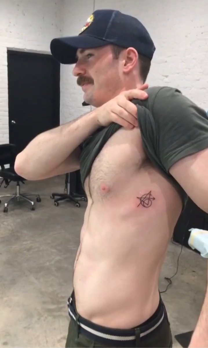 pirigosaa's tweet photo. 🐍 FAMOSOS: Chris Evans exibe sua tatuagem dos Vingadores. https://t.co/elHbVfAwrb