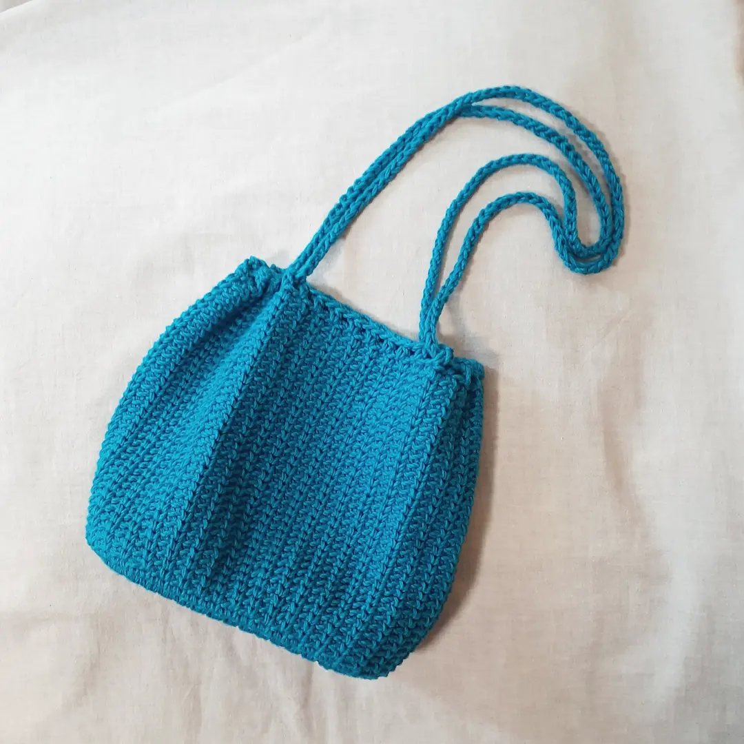 tagu_33's tweet photo. 極太コットン糸のバッグ。
100円ショップの底板を使いました。
しっかりしてていい感じ。
厚いので、縁を編みくるむのに力がいるけども…
紐の通し方を変えると巾着にもなるよ。 https://t.co/k6iKuqV7xQ