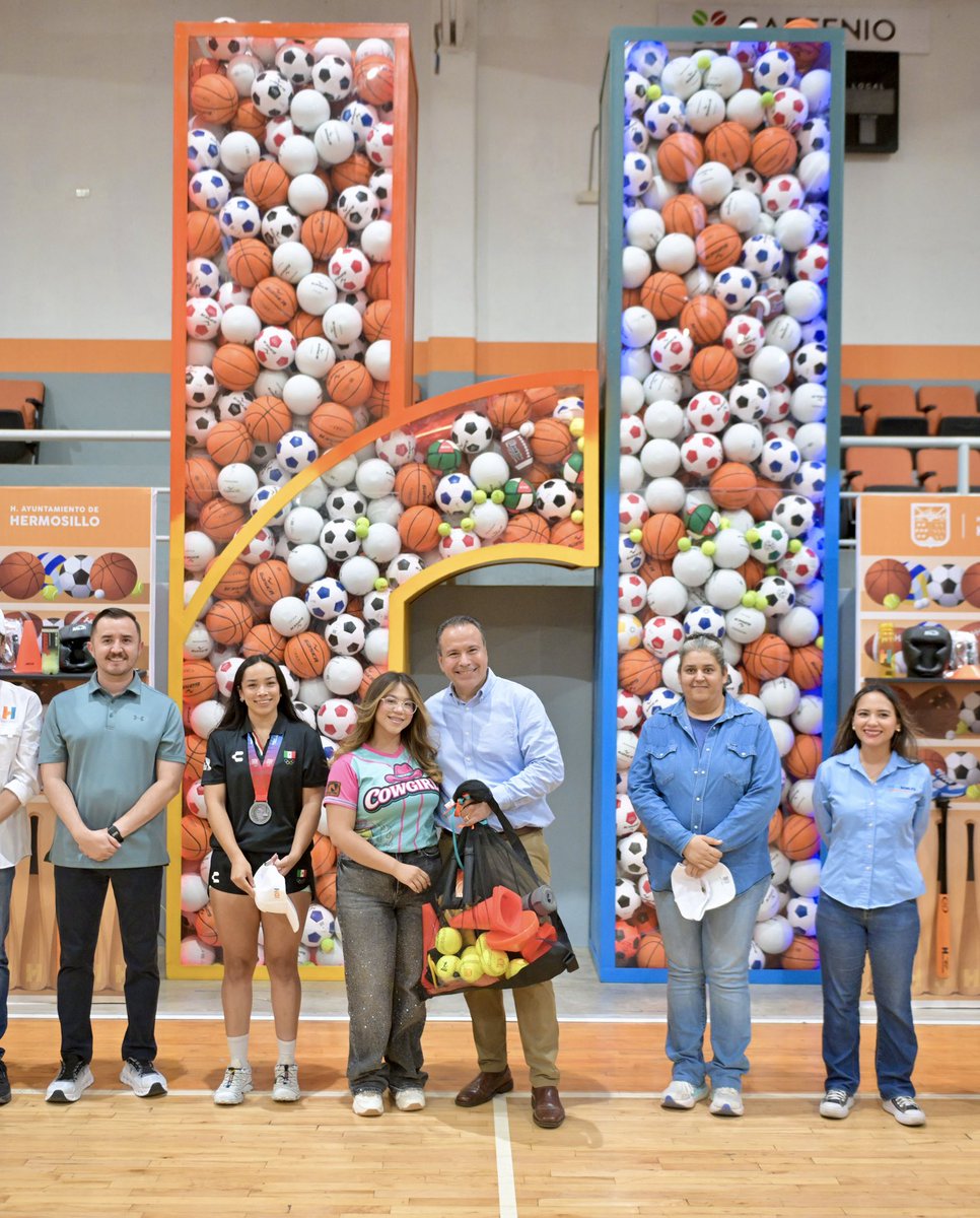 tonoastiazaran's tweet photo. ¡El talento está en la cancha y vamos a impulsarlo! ⚽🏀🏐🥊

Entregamos casi 10 mil piezas de equipamiento deportivo, con una inversión superior al millón de pesos: balones, redes, guantes, pelotas, kits de bateo y mucho más. 👏🏻 Este material llegará a promotores CRECES, quienes imparten clases de 8 disciplinas en colonias de Hermosillo. 

El deporte transforma vidas, fortalece comunidades y hace que La H suene más fuerte que nunca. 💪🏼🔥

#TransformandoHermosillo