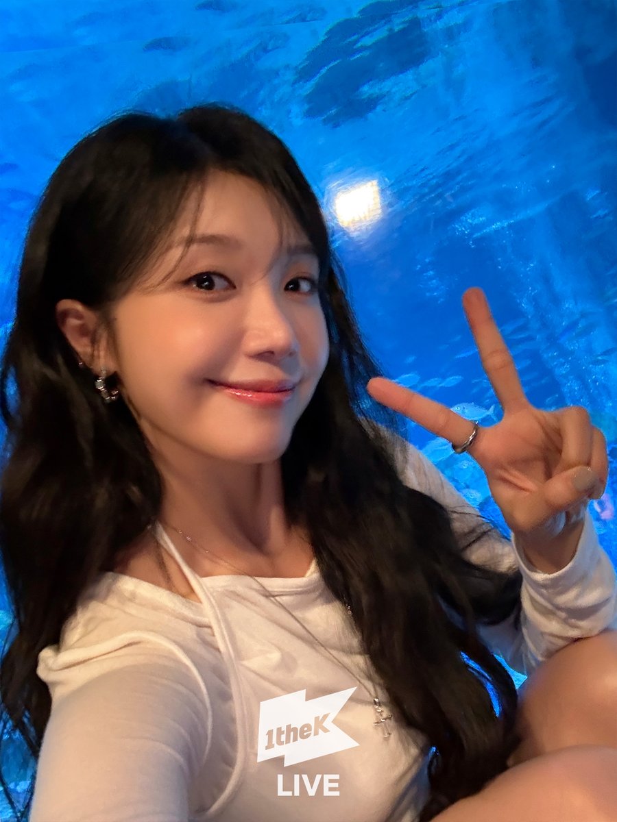 1theK's tweet photo. #정은지 비주얼은 봐도 봐도 좋다 ✨
시원한 음색으로 말아주는 신곡 #파도 라이브는 #야외녹음실에서! 🌊
#JEONGEUNJI #EunJi #iloveLOVE @JeongEunJi_X 

#Beyond_the_Studio 👉 https://t.co/HOEHy4SeeU https://t.co/CiPjLMGVnn