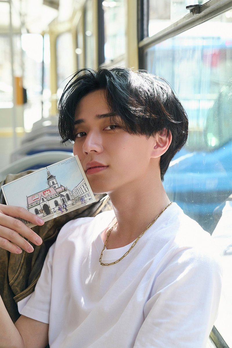 Myojo_henshu's tweet photo. ✨永瀬廉プレミアムBOX表紙カットはこちら！✨

先日解禁になった、永瀬廉プレミアムBOXにまつわる表紙カットをお届けします。
1枚目はプレミアムBOX本体、2枚目はプレミアムBOX版写真集、3枚目はプレミアムBOX版エッセイ本「日日恋廉」…それぞれの表紙に使用されるカットです。
プレミアムBOXは、写真集＆エッセイ本＆特典（MINI PHOTO BOOK 、ステッカーシート）がセットになったBOX。
8月17日（月）までの予約でしか購入できない、完全受注生産品です。

【プレミアムBOXイベントについて】
タワーレコードオンラインの特設URLからプレミアムBOXを購入いただいた方限定で、永瀬さんに会えるお渡し会＆トークショーの抽選権が付与されます。外れた方ももれなくオンライントークショーをご視聴いただけます！

▼お渡し会＆トークショー抽選権付きプレミアムBOXの予約はこちらから▼
https://t.co/C5OjUpOats

ぜひご予約をお願いいたします！

#永瀬廉 #永瀬廉ファースト写真集 #日日恋廉