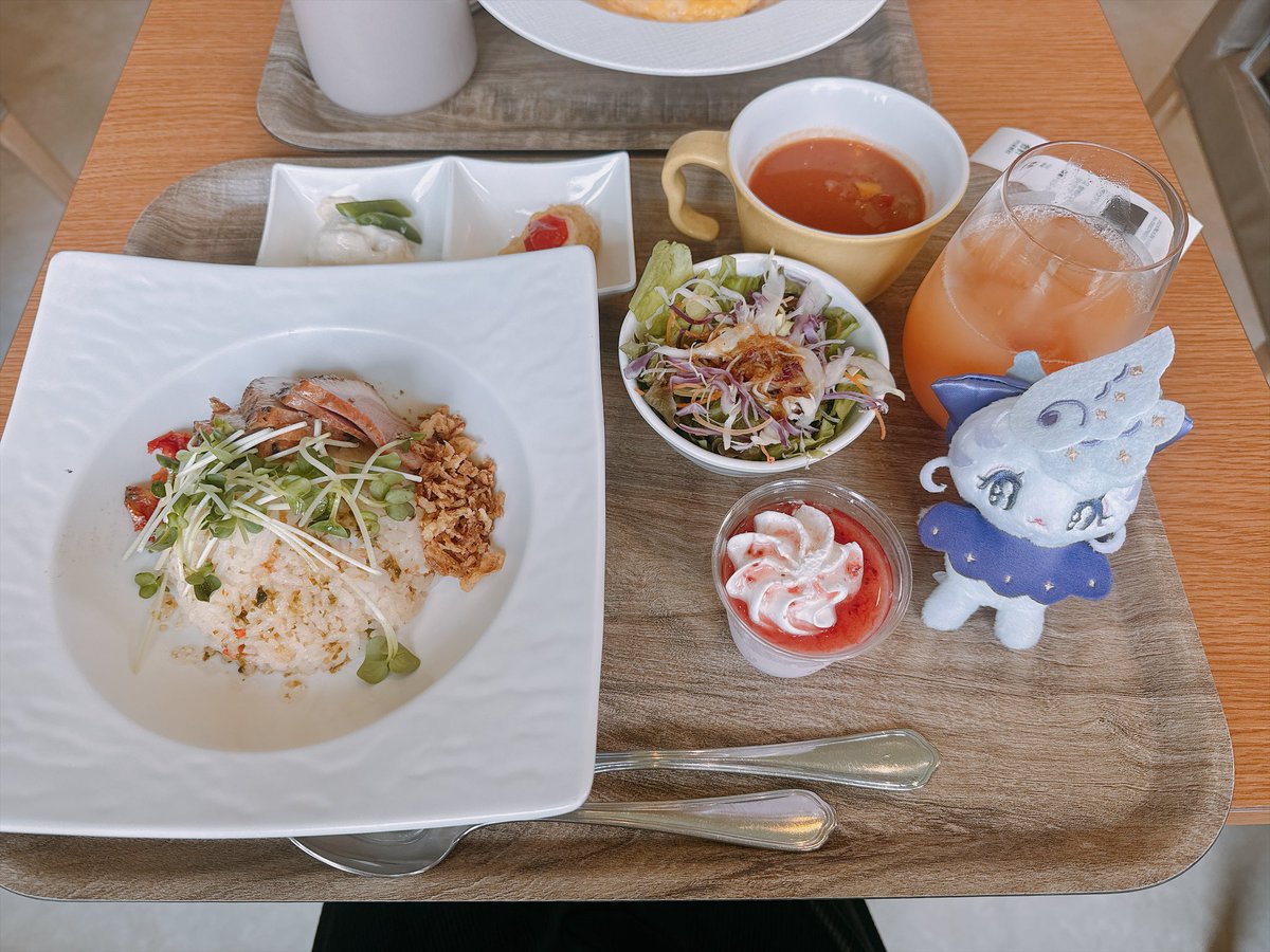 zuka_pio's tweet photo. 今日が見納めっ😭🌹✨️
“あおーさ”わさびピラフ🍽️
美味しかった〜！なんも違和感なく食べてたけど…これトマト真ん中辺にあった方が綺麗やったかな？🤔運ぶ時に転げ落ちたんかなww🍅 https://t.co/mlCORuNSQ7