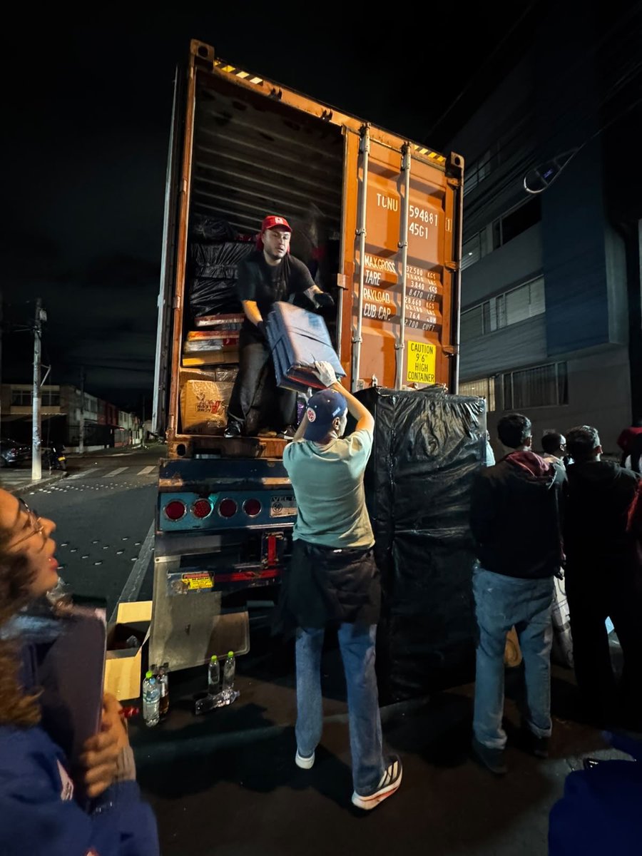 Bogota's tweet photo. La solidaridad bogotana ya va en camino a las zonas más necesitadas. 💛❤️

Cientos de personas se unieron y las donaciones ya empezarán a llegar a quienes más las necesitan.

Gracias, Bogotá, por demostrar que Colombia nos une. 🇨🇴 https://t.co/qz3u2qqzpw