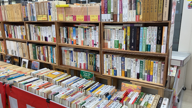 academy_kami's tweet photo. こんにちはアカデミイ書店紙屋町店営業中です。
「丸善博多店古本まつり」本日スタートです。
当店のワゴン写真を御覧いただいたお客さまから「明日いきます」とのありがたいお言葉も頂戴しました！9/13日までの1ヶ月間お待ちしています。 https://t.co/7u7HUDR6Yx