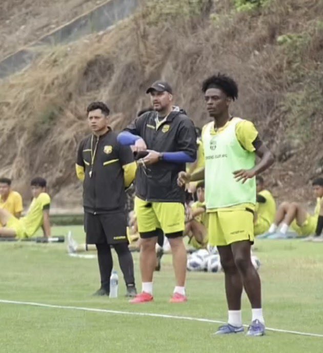 joacosaavedraq's tweet photo. Se vuelve a sumar José Arpi al cuerpo técnico de Pablo Trobbiani, pieza clave en el análisis de video, que en su momento trabajó con Zuleta en El Nacional cuando salieron campeones de la Copa Ecuador y que viene del Cancún FC donde estaba trabajando con Miguel Bravo. https://t.co/SpYXro2FuW