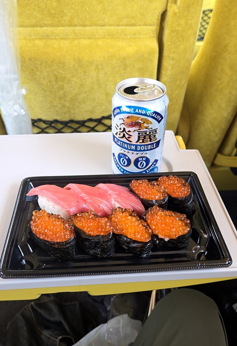 meirieiji's tweet photo. 池袋駅から西武特急ラビューに乗って秩父へ向かいます。車内では缶ビールと、大トロの握り&amp;イクラ軍艦。
#明利グルメ　#ラビュー　#寿司　#秩父 https://t.co/6rEAhe2oYz