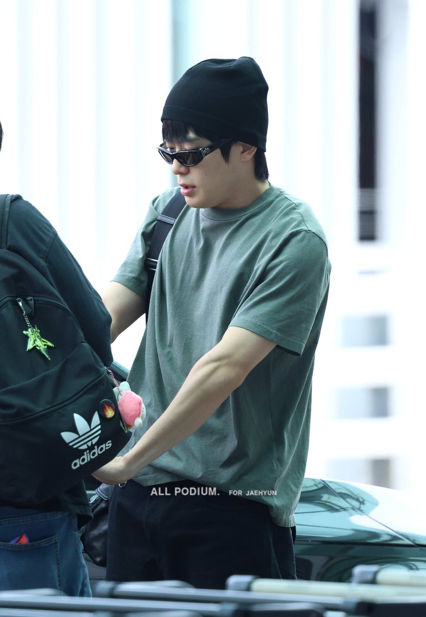 truebluemooon's tweet photo. เห็นแฟชั่นสนามบินพวกฮีละแบบอืม วงพี่เท่เกิน 😭😭😭 เวลาพวกฮีไม่ได้เสื้อผ้าหรือแบรนด์ที่ถือละเห็นเซนส์แฟชั่นแต่ละคนเลยจริง มันเท่อะ ละเท่คนละแบบด้วย ให้เลย 😭 https://t.co/0Pw6RmjtL2