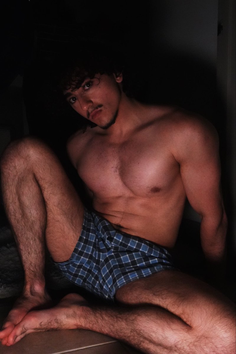 twunkieray2000's tweet photo. Some hairy Arab legs https://t.co/l93sDL9LBZ
