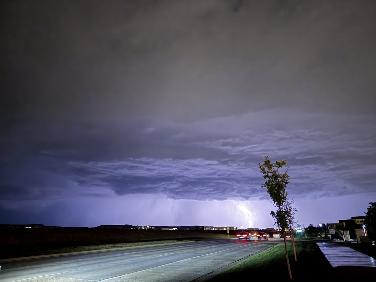 bhartman2013's tweet photo. @BianchiWeather The lightning has been big with this one too! https://t.co/l0ZwPMKFb5