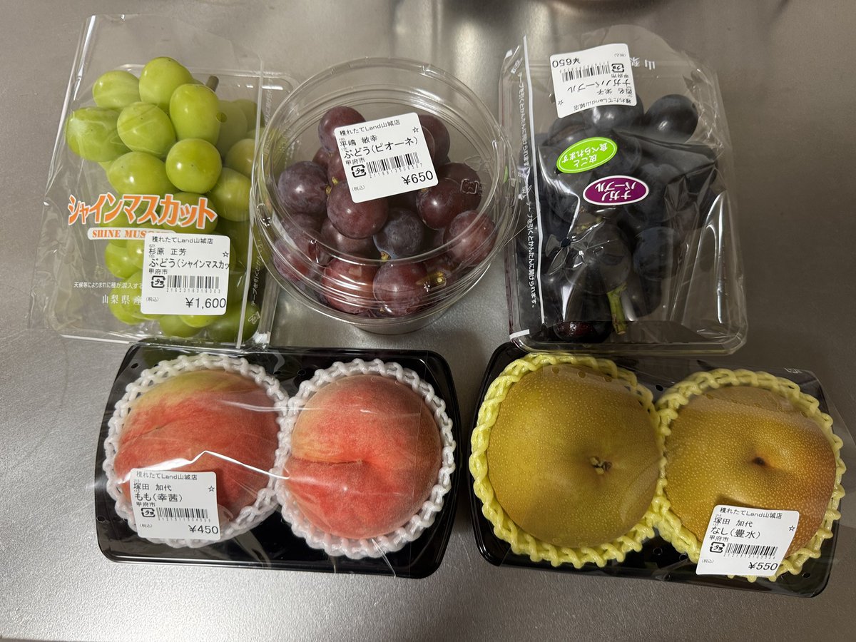 hasa560806's tweet photo. 《甲府生活》
今日からお盆休みの方が多いようです。朝から主婦は準備で大忙し。農協に行ったら、切花コーナーとレジ、駐車場が渋滞。ご先祖様に供える果物を買い、和菓子屋さんで安倍川餅セットを購入してきました。くろ蜜に浸した生餅にきな粉をまぶしてご先祖様に供えるのは甲府方式。 https://t.co/ov1bDsUmY0