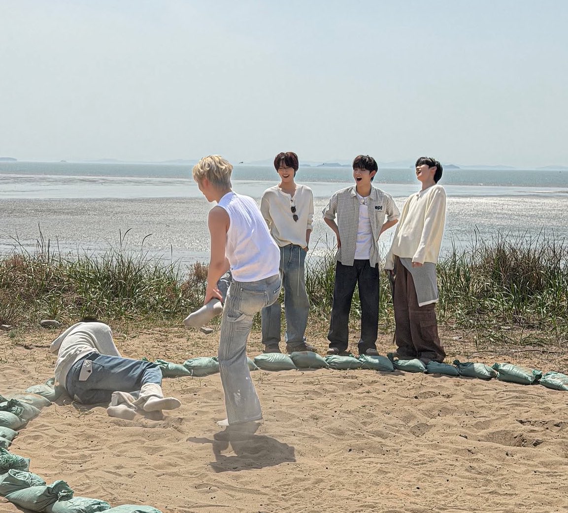 zghaosolo's tweet photo. this entire photo sequence 😭 https://t.co/gjhPIvt7R4