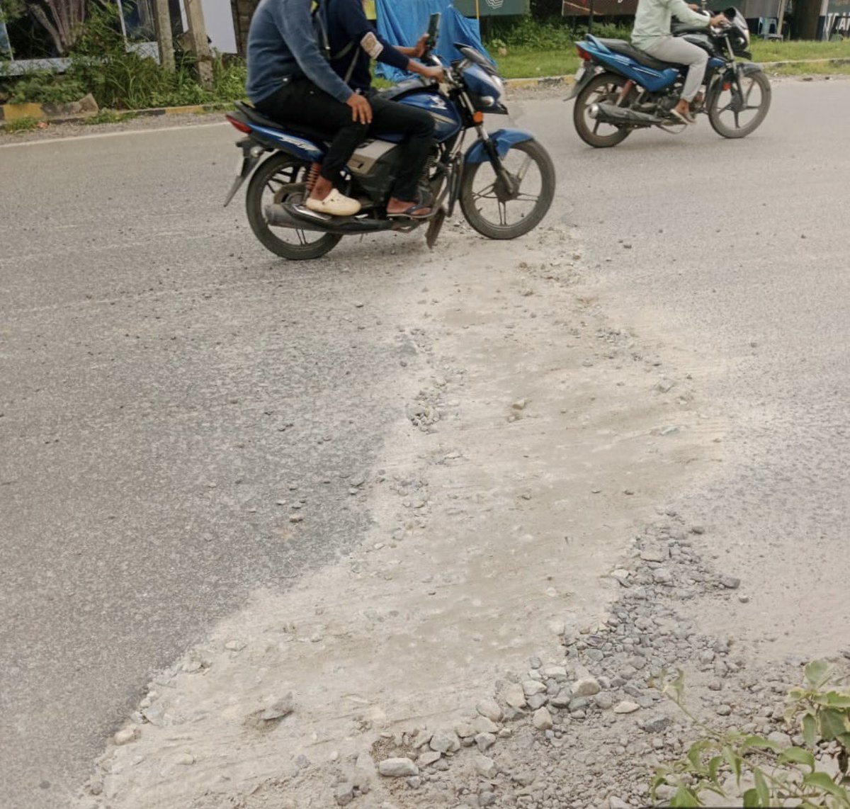 DC_Kukatpally's tweet photo. Pothole-filling works are being taken up at Kaithlapur and Vasanthnagar, Kukatpally Circle–52 by Engineering dept #CyberabadMunicipalCorporation to improve road safety and ensure smooth traffic movement. @CMC_Offcl @PrlsecyMAUD @TelanganaCMO https://t.co/cEDnd6kFe4