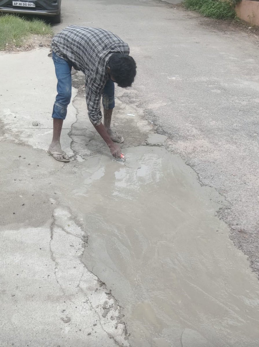 DC_Kukatpally's tweet photo. Pothole-filling works are being taken up at Kaithlapur and Vasanthnagar, Kukatpally Circle–52 by Engineering dept #CyberabadMunicipalCorporation to improve road safety and ensure smooth traffic movement. @CMC_Offcl @PrlsecyMAUD @TelanganaCMO https://t.co/cEDnd6kFe4