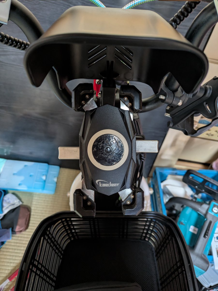 namaasi5555's tweet photo. #特定小型原付
#LAKU
スマホホルダーの位置をハンドルブレースの上から、下側に移動しました。昔、使ってたバーを再利用して取付けました。それに伴いドリンクホルダーの位置も変更。
ハンドル折り畳みしても、シートに干渉しない。 https://t.co/6VUxlKzqvE