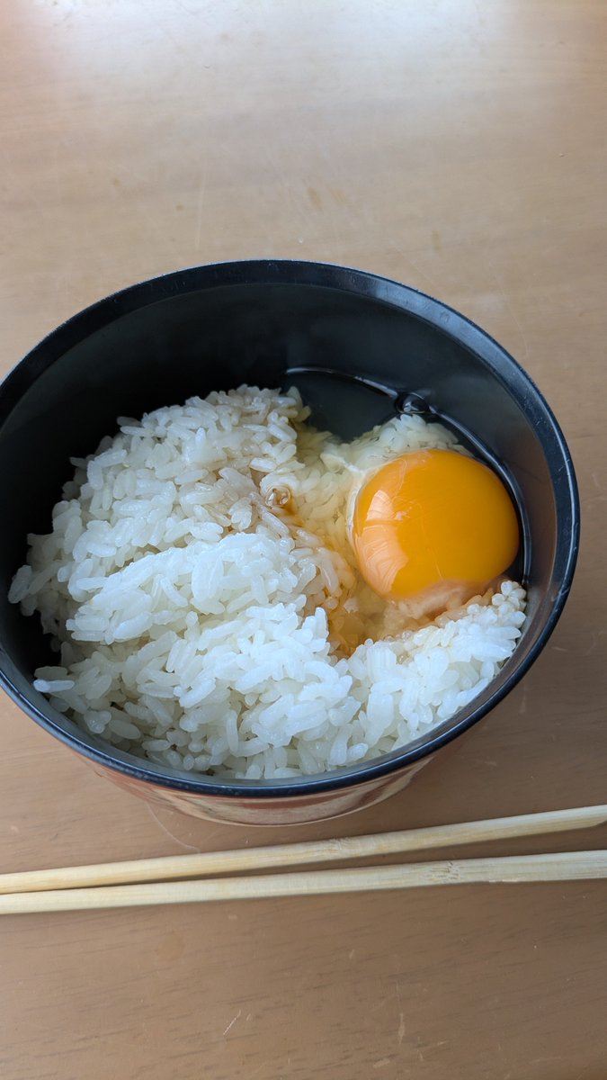 SAISiteJapan's tweet photo. 今日のオヒルギ

時間ない！
卵かけご飯🥚🍚

いたたきます https://t.co/ic71CN7YMh