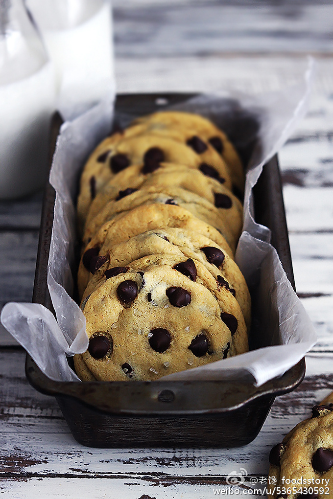 ScrewBobo's tweet photo. Just pulled these warm salted caramel chocolate chip cookies out of the oven — the kitchen smells like heaven and I burned my thumb a little (worth it!). https://t.co/p7NKHjNChz
