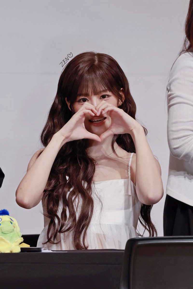 ZENlovesNMIXX's tweet photo. 📅 260806 Makestar FS
📍Tokyo, JPN. 🇯🇵
・
오늘도 예쁜 우리 공주님👑💞
・
#NMIXX #엔믹스 #SULLYOON #설윤 https://t.co/nehjXJ2UZU