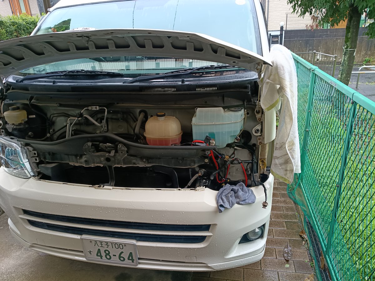 MXshige's tweet photo. 社外ライトはお勧め出来ない。
光軸もダメだし相当手を入れないとまともに照らさない。
アレコレ試行錯誤しながら改造中(修理中？)
某ハイエースカスタムショップで売ってるやつだけども(# ﾟДﾟ) https://t.co/lOKIUExJi8