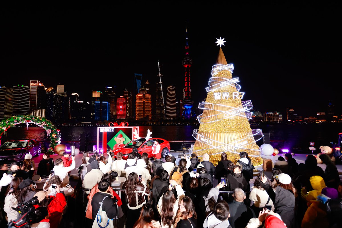 roger_ansay's tweet photo. [Sparkling lights, hot cocoa in hand, and the first snowfall of the season – this festive vibe hits different!  #HolidayCheers]， https://t.co/epr2hmAN53