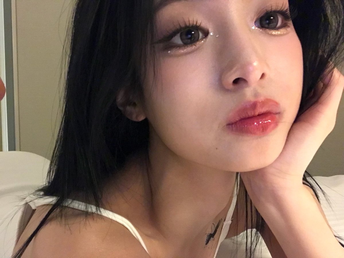 purpose_ahyeon's tweet photo. 🦋のタトゥーシール神戸公演の時かな？ https://t.co/FCdmkROrdh