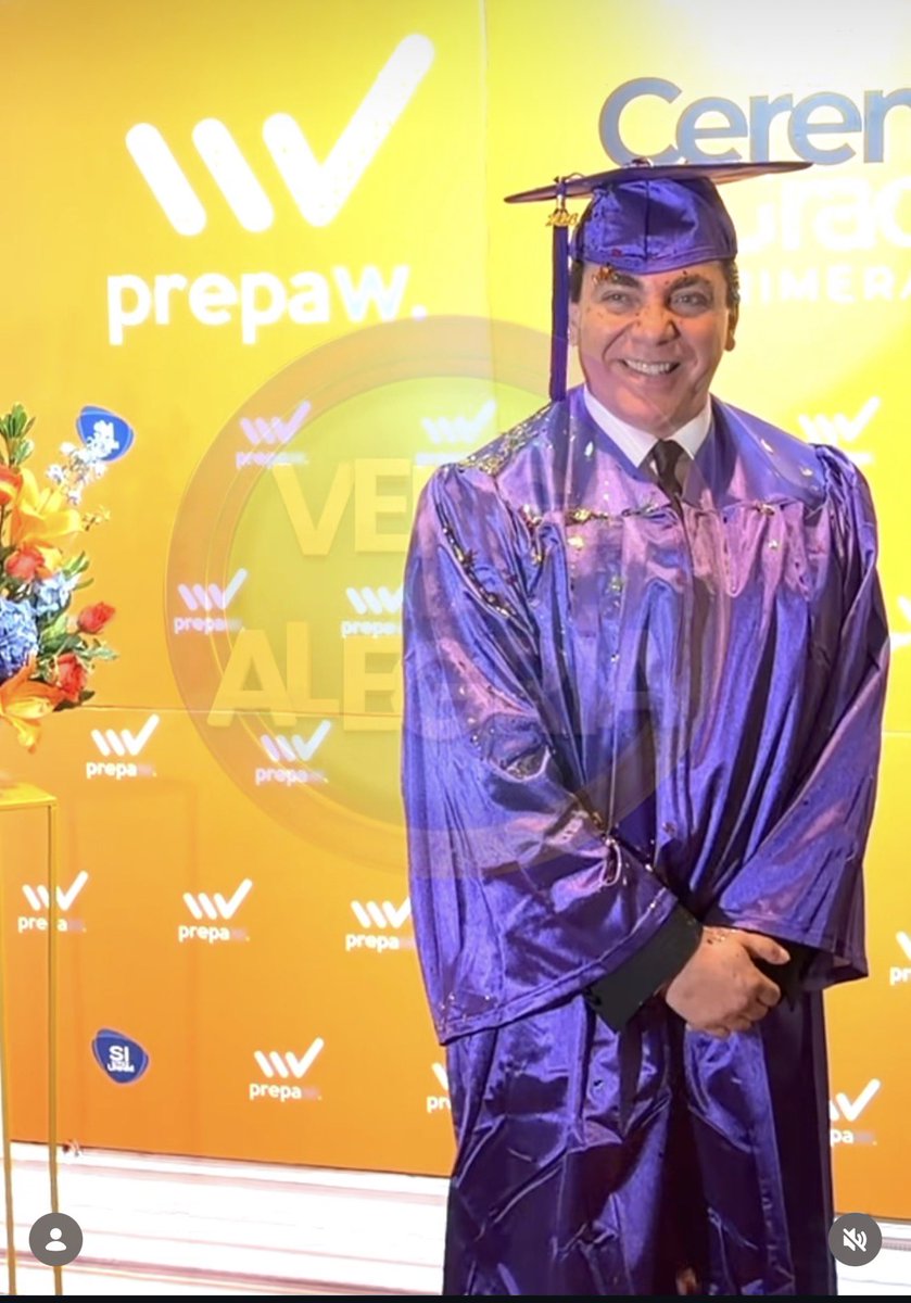 vayavayatv's tweet photo. Cristian Castro se muestra feliz después de graduarse de la preparatoria abierta https://t.co/EEzv43MQK9