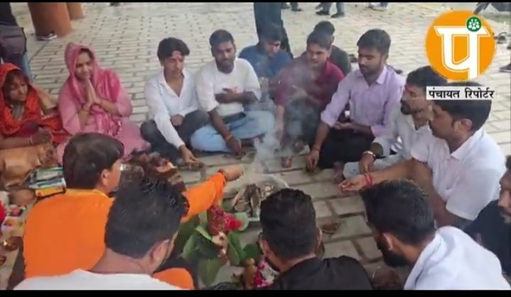 bahujanthinker's tweet photo. कांग्रेस के नेशनल प्रेसिडेंट मल्लिकार्जुन खड़गे, जो दलित कम्युनिटी से आते हैं, की रैली 8 अगस्त को उत्तराखंड के हल्द्वानी के रामलीला मैदान में हुई थी।

हिंदुओं ने उस जगह को शुद्ध करने के लिए यज्ञ और पूजा की।

वह कौन है जो कह रहा था कि अमीर दलितों के लिए रिज़र्वेशन खत्म कर देना चाहिए, क्योंकि उन्हें छुआछूत और जातिवाद का सामना नहीं करना पड़ता? जातिय भेदभाव व छुआछूत एक मानसिक बीमारी है आरक्षण इस बीमारी का इलाज़ है जबतक बीमारी नहीं जाती इलाज़ जारी रहना चाहिए।