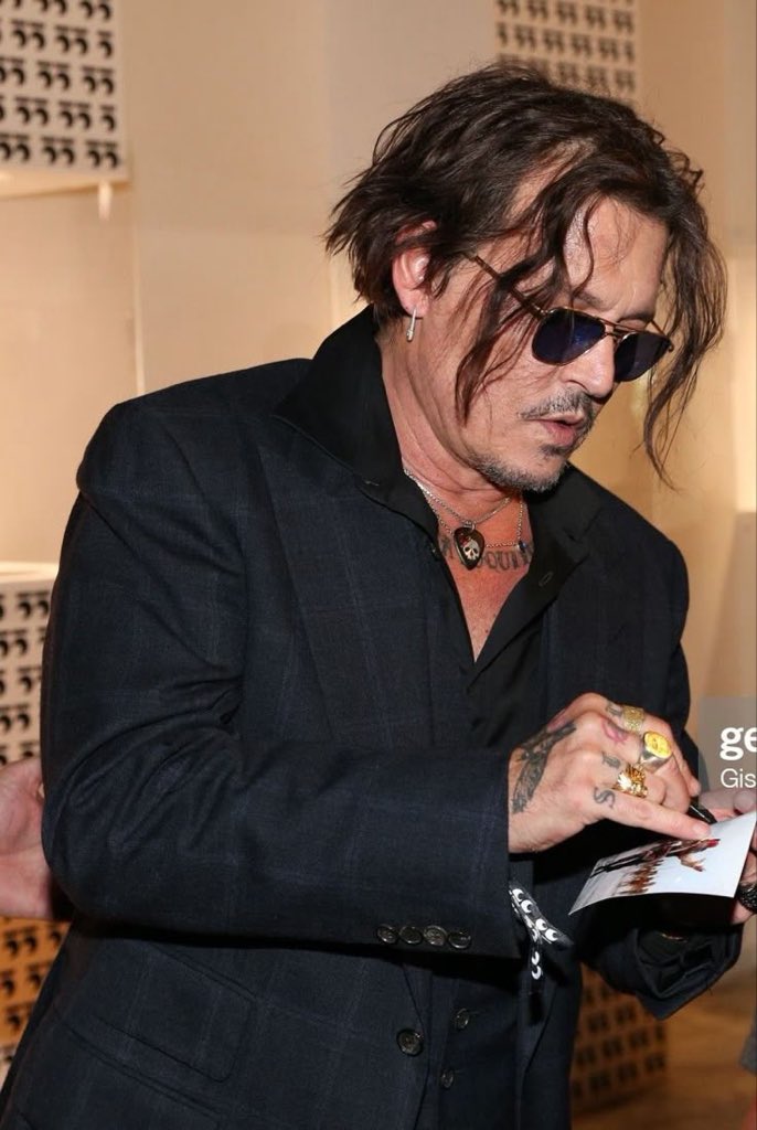 JohnnyDeeptq's tweet photo. Some souls are too deep to be understood at first glance. You don’t explain the darkness,you learn to dance with it. 🖤🎭 #JohnnyDepp #JohnnyDeppFans #Hollywood #Cinema #Actor https://t.co/CDl4ptAefk