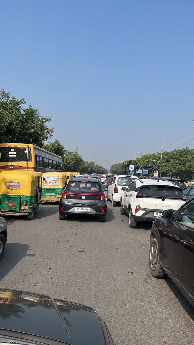Naveenasati's tweet photo. प्रतिदिन गौड़ चौक से पर्थला चौक का मंजर सुबह 0830 se 1030 तक और शाम 5 se 0930 तक, ऐसा क्या जुर्म किया है महोदय जो रोज ये झेल रहे है ग्रेटर नोएडा west की जानता @tejpalnagarMLA @CMOfficeUP @myogiadityanath @noida_authority @PMOIndia @Noidatraffic https://t.co/e3ZeZMJ5ni