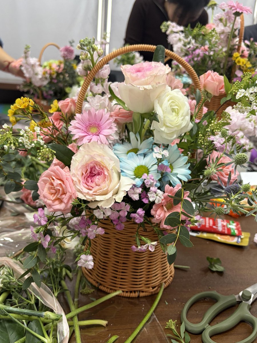 VexxShintaro's tweet photo. バラバラに散らばった花々が、自分の手の中で少しずつ精巧な一かごの作品へと変わっていくのを見て、達成感でいっぱいです😊 https://t.co/m7s2ypCEtr