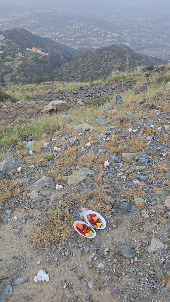 mash10000's tweet photo. للأسف .. هذي حال أغلب المطلات والأماكن الجميلة في مصايفنا الغالية .. مناظر مؤلمة ومحزنة من أشخاص ليس لديهم ذوق ولا وعي ولا نظافة .. علما أن حمل النفايات ووضعها في أماكنها المخصصة لن يكلفهم كثيرا .

الله المستعان ! https://t.co/fjPBpdymFP