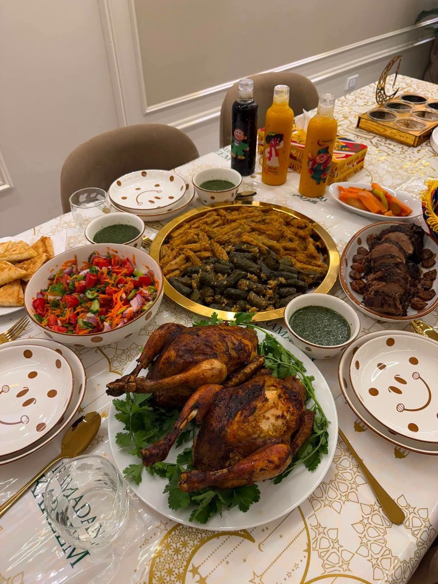 ScreenMix's tweet photo. ما الذي ينقص هذه المائدة ؟ https://t.co/a0m80Y4OKA