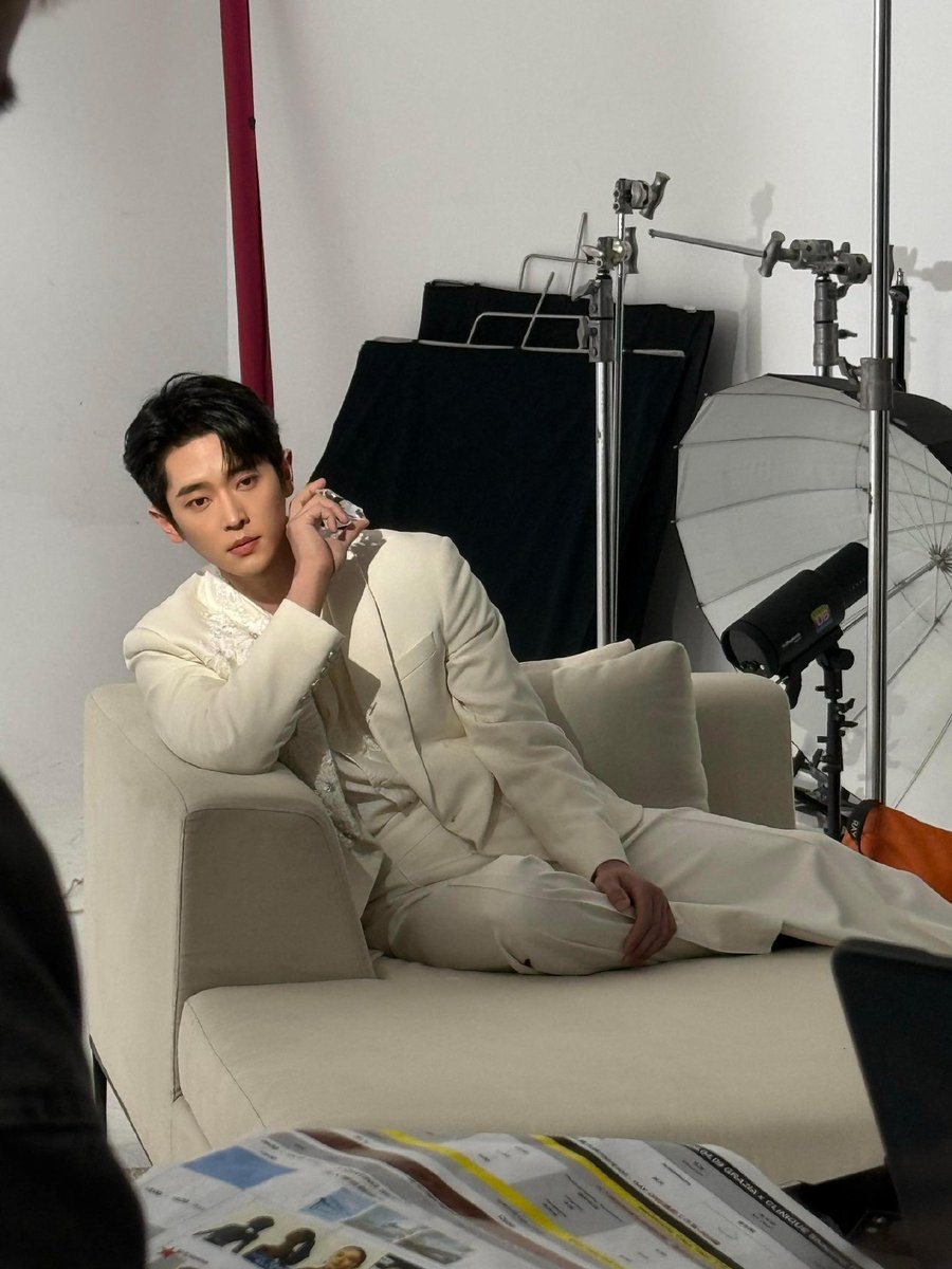 1812lllllleiiii's tweet photo. ถ้านั่งถ่ายโฆษณาเก็บขาเรียบร้อยมาก 😂 https://t.co/PaVBkZNud1