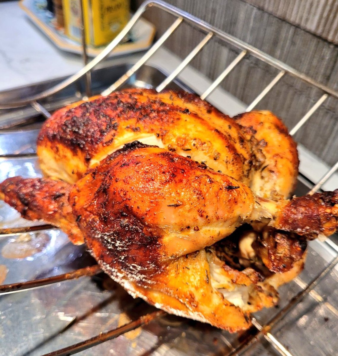 traderstewie's tweet photo. Herbs+lemon garlic roasted whole chicken in the oven. Roasted fingerling potatoes. 

Boooomshakalaka!!!  🔥 🔥 🔥 🔥 🔥 https://t.co/lIfpamu4Hx
