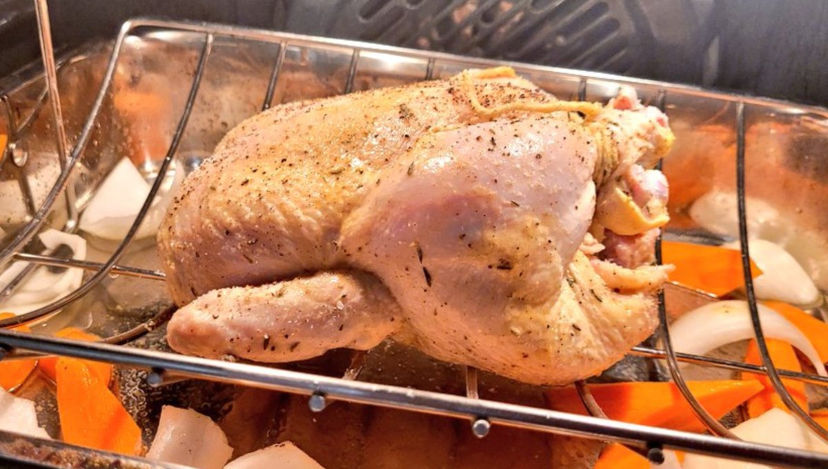 traderstewie's tweet photo. Herbs+lemon garlic roasted whole chicken in the oven. Roasted fingerling potatoes. 

Boooomshakalaka!!!  🔥 🔥 🔥 🔥 🔥 https://t.co/lIfpamu4Hx